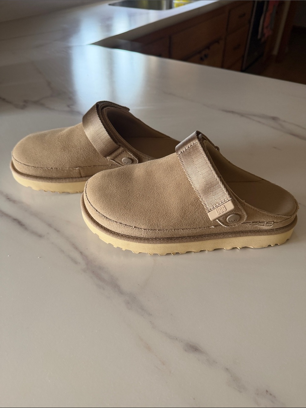 Like New! UGG Women's UGG Goldenstar Clogs - Sand
